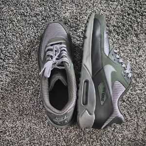 Nike Air Max Sneaker in Olive Green & Light Gray